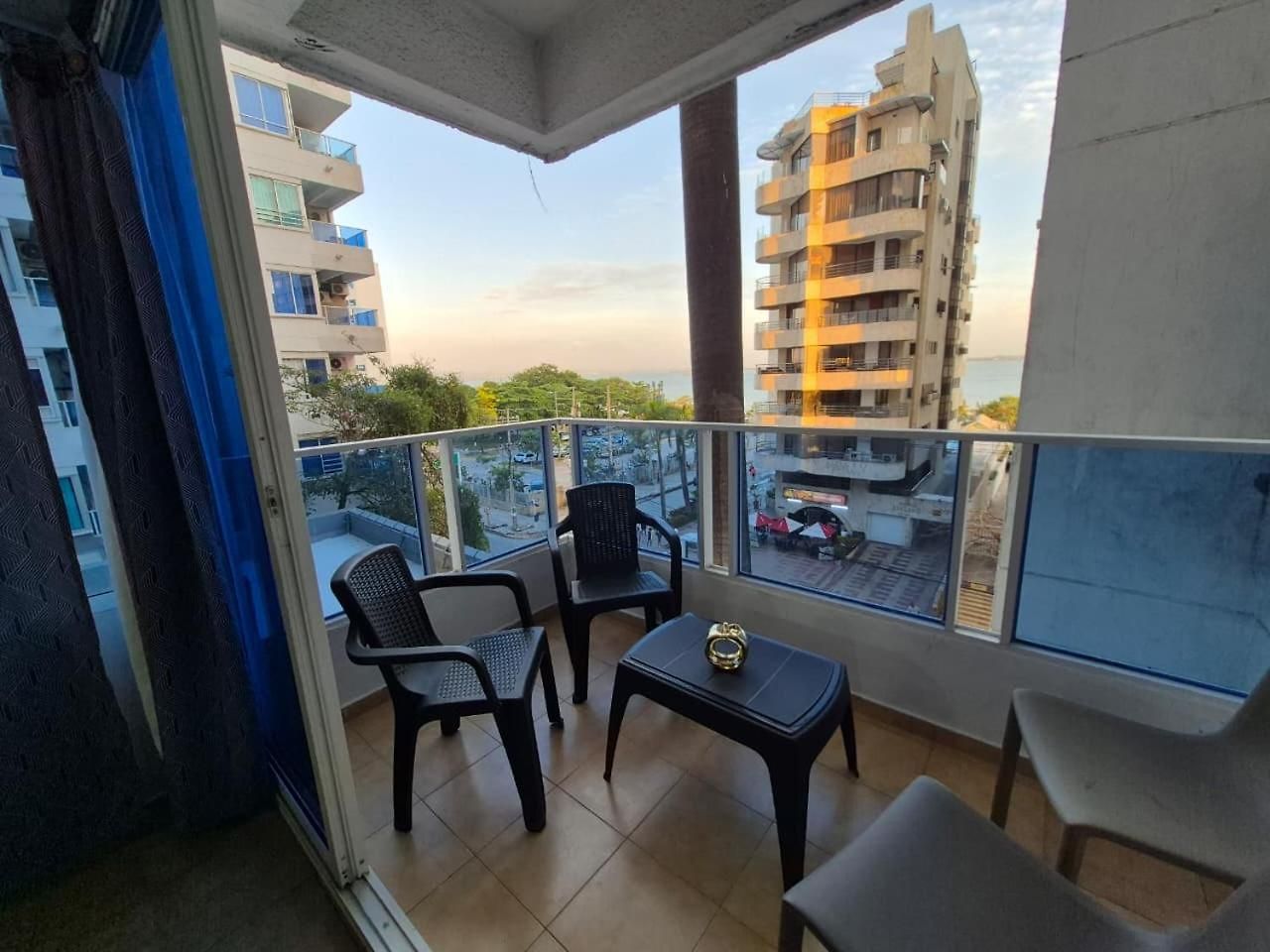 Apartamento Hermoso Con Vista A La Playa En El Laguito *