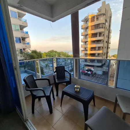 Apartamento Hermoso Con Vista A La Playa En El Laguito *